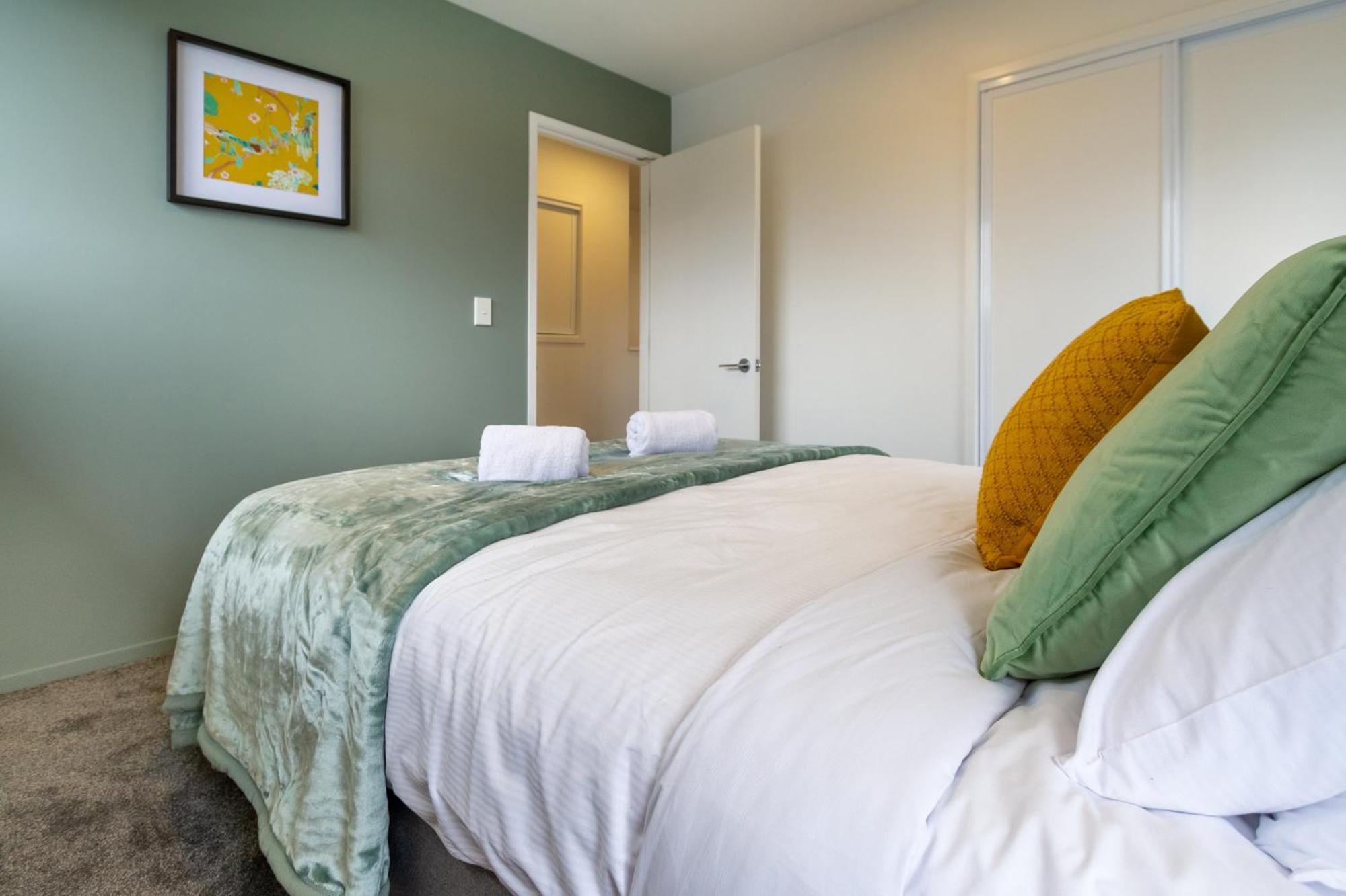 Serene Living 2 Bed With Carpark Apartment *